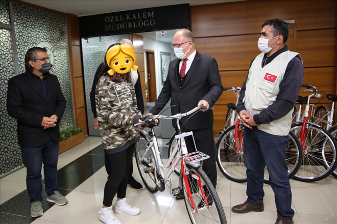 BELEDİYEDEN, BAŞARILI ÖĞRENCİLERE BİSİKLET