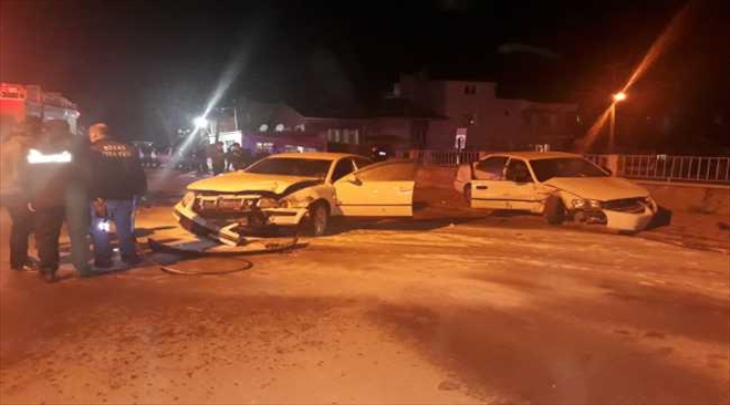 OTOMOBİLLER ÇARPIŞTI: 2 YARALI