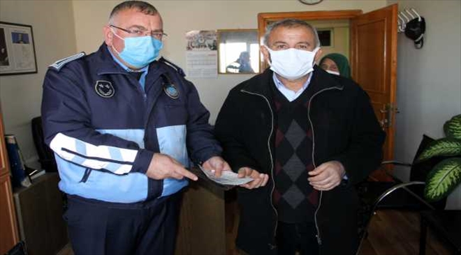 POLİSLER BULDUKLARI CÜZDANI SAHİBİNE TESLİM ETTİ