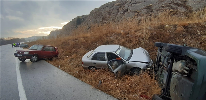 BUZLANAN YOLDA 10 ARAÇ BİRBİRİNE GİRDİ