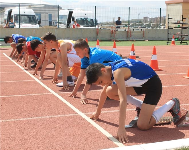 ATLETİZM YARIŞLARINA YOĞUN KATILIM