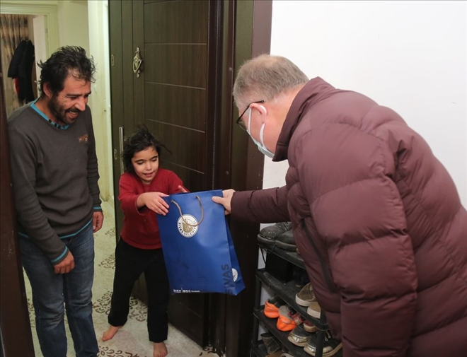 ÇOCUKLARIN YÜZLERİNİ GÜLDÜRDÜ (VİDEO)