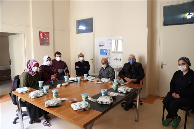 HASTALARA YEMEK ISMARLAYARAK AMELİYATI GÖZLEMLEDİ