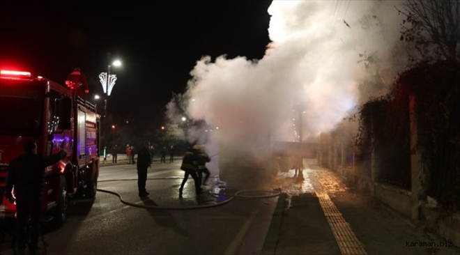 KARTON YÜKLÜ KAMYONET YANDI