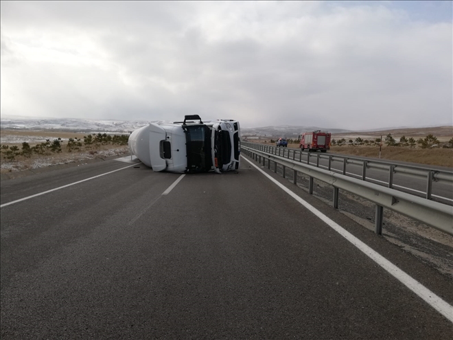 OKSİJEN YÜKLÜ TANKER DEVRİLDİ: 1 YARALI