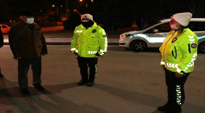 NÖBETTEKİ KADIN POLİSLERE YILBAŞI SÜRPRİZİ