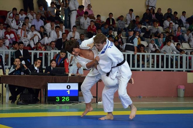 ÜNİVERSİTELERARASI JUDO