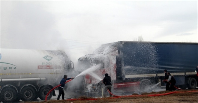 DOĞAL GAZ TANKERİ İLE TIR ÇARPIŞTI (VİDEO)