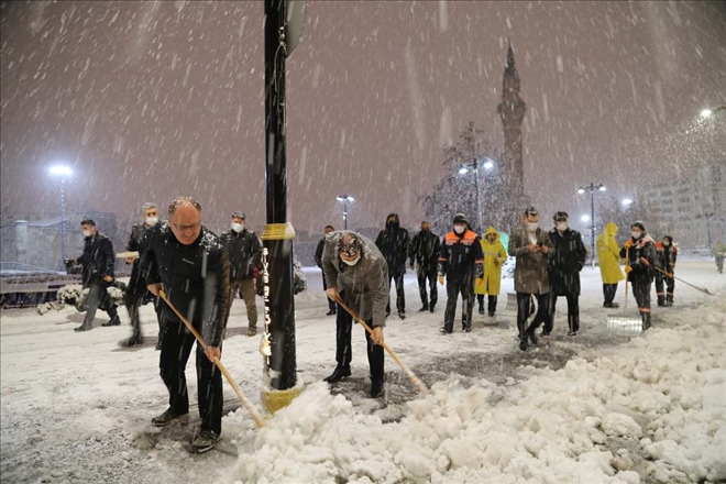 KAR ALTINDA, KAR ÇALIŞMALARINI TAKİP ETTİLER