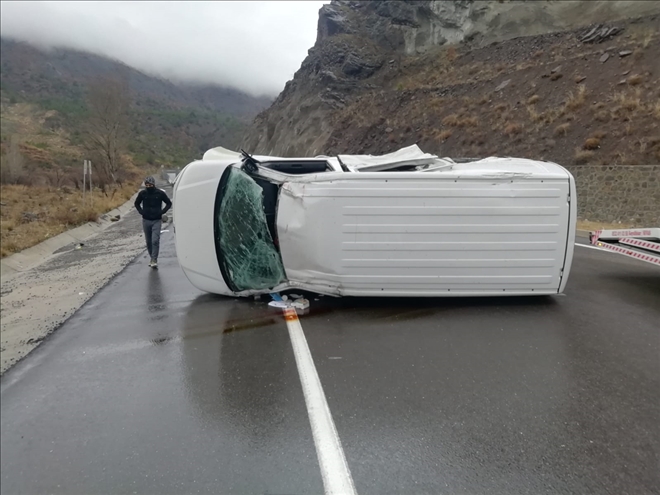 MİNİBÜS DEVRİLDİ: 5 YARALI