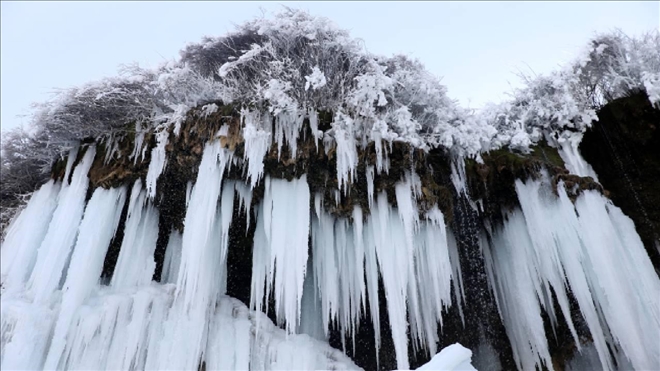 SOĞUK HAVA ŞELALEYİ VE GÖLÜ DONDURDU