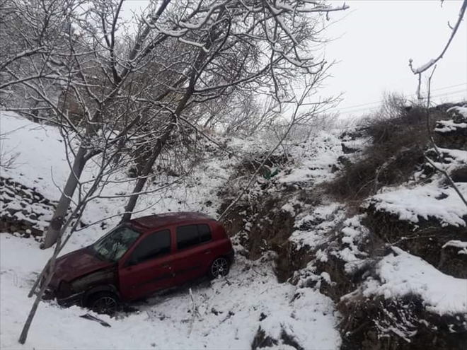 OTOMOBİL DEVRİLDİ: 4 YARALI