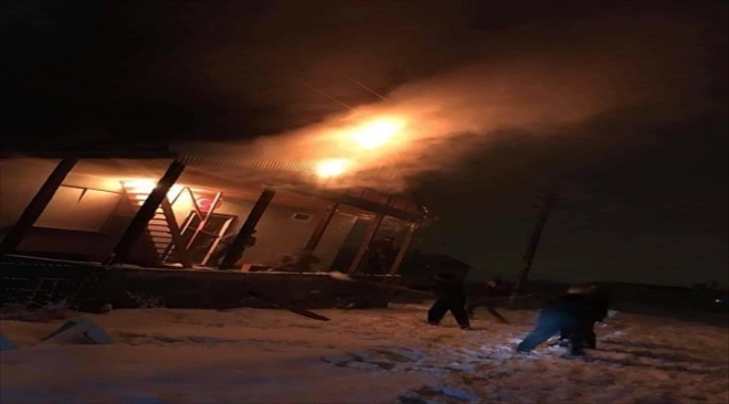 2 KATLI EVDE ÇIKAN YANGIN KORKUTTU