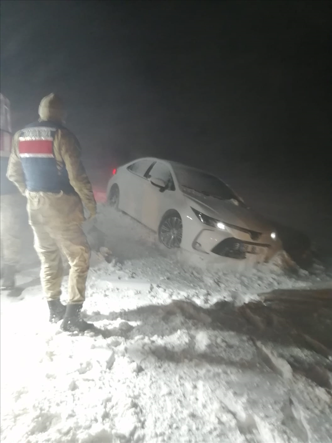 TİPİDE MAHSUR KALAN 7 KİŞİYİ JANDARMA KURTARDI (VİDEO)