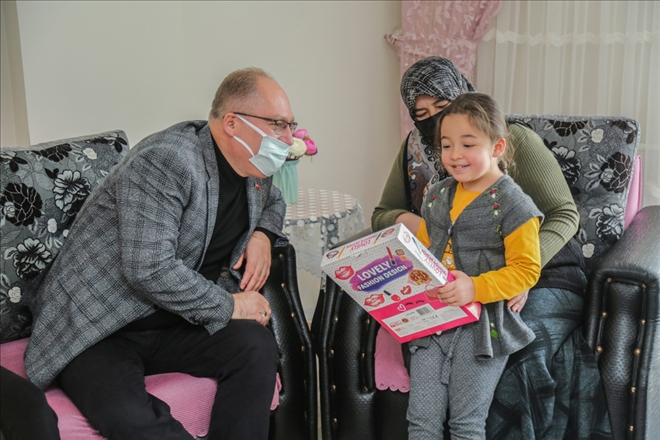 HEDİYELERİ BAŞKAN DAĞITTI (VİDEO)