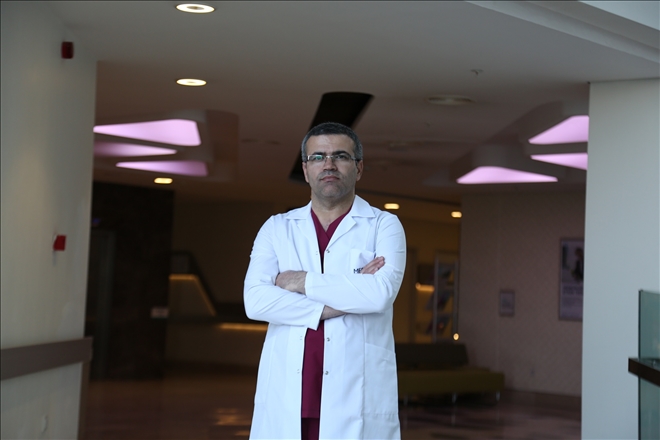 SİGARA İÇMEYİ ÖĞRETİYOR