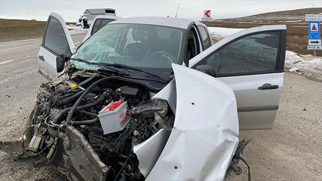 KAMYONET İLE OTOMOBİL ÇARPIŞTI: 6 YARALI