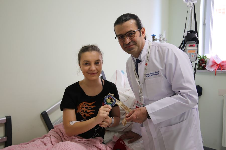 MADALYASINI DOKTORUNA HEDİYE ETTİ