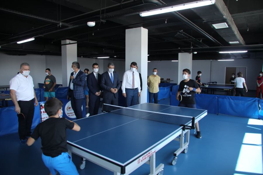 "NEZİH ORTAMDA MASA TENİSİ OYNANIYOR"