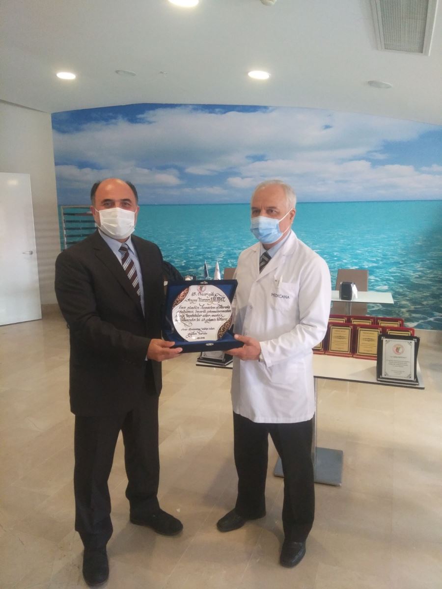 EMEKTAR DOKTORLARA PLAKET