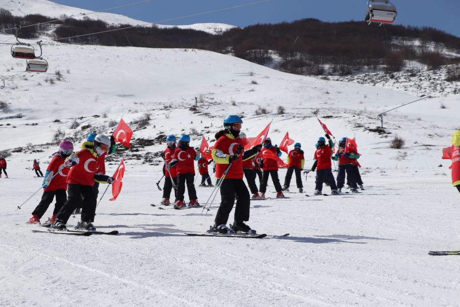 TÜRK BAYRAKLARI İLE KAYDILAR