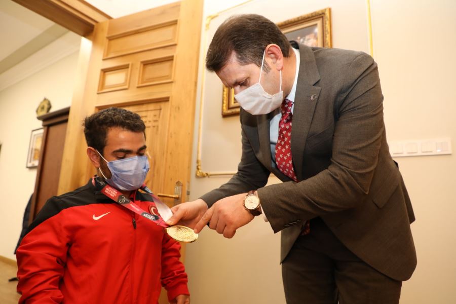 VALİ VE BAŞKANDAN ŞAMPİYONA JEST