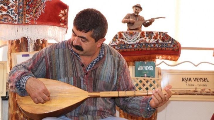 AŞIK VEYSEL'İN SAZINDAN İLHAM ALIP SAZ ÜRETİYOR