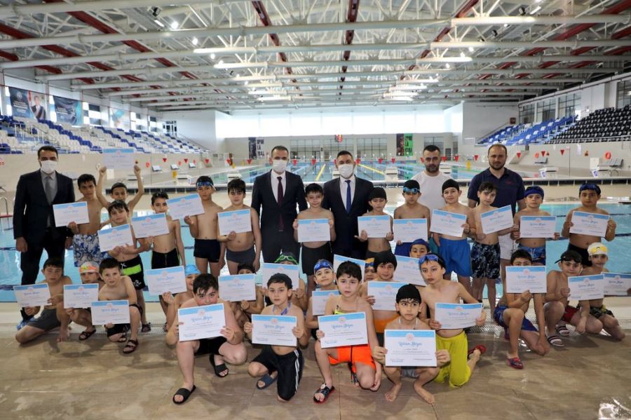 YÜZME ÖĞRENİP SERTİFİKA ALDILAR
