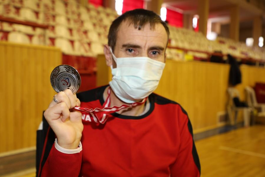 MADALYALARI ŞUBE MÜDÜRÜ VERDİ