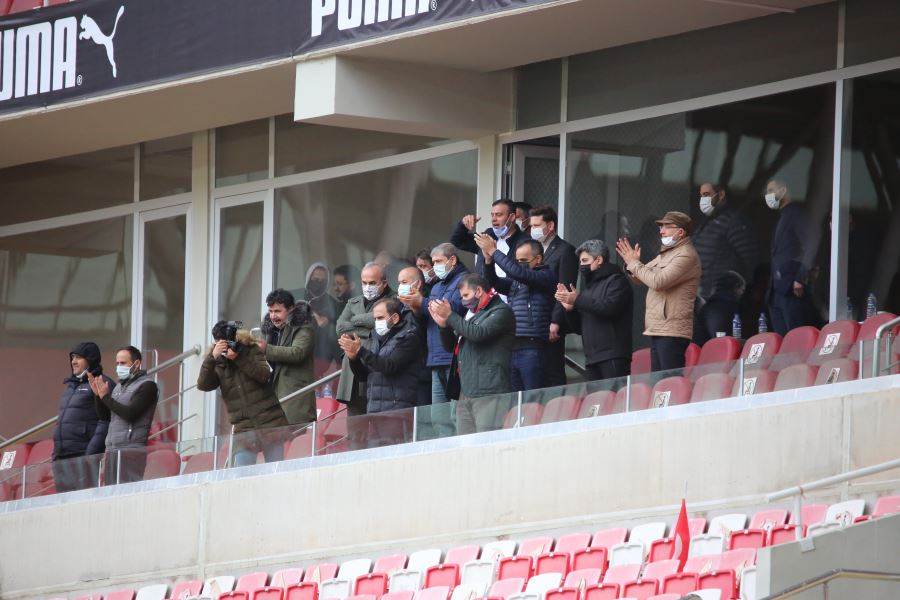 YÖNETİMİN YÜZÜ GÜLÜYOR