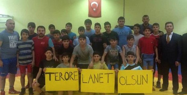 GÜREŞÇİLER TERÖRÜ LANETLEDİ