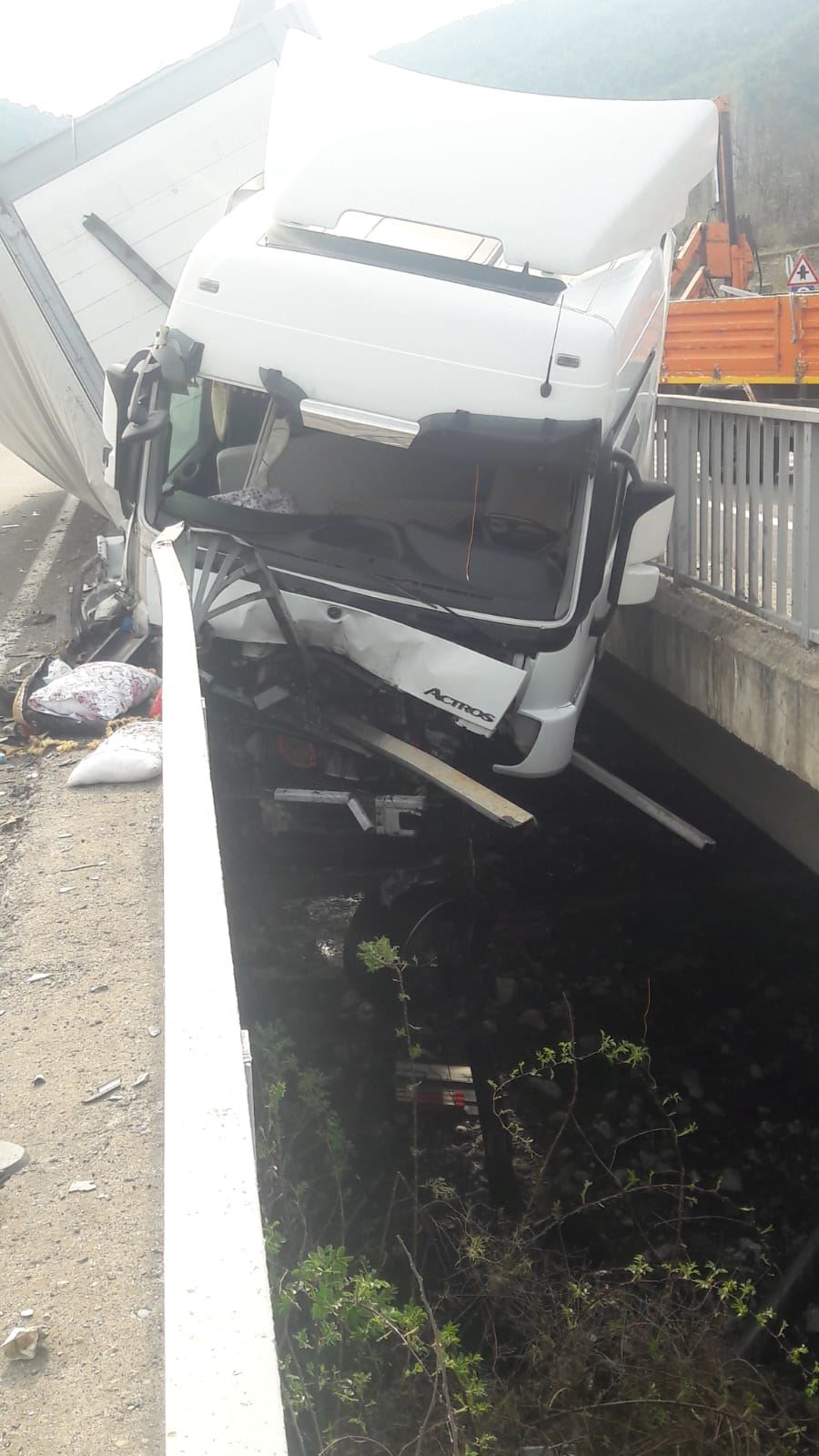 TIR KÖPRÜDE ASILI KALDI (VİDEO)