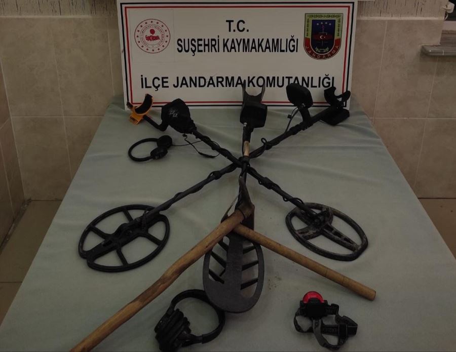 KAÇAK KAZI YAPARKEN YAKALANDILAR