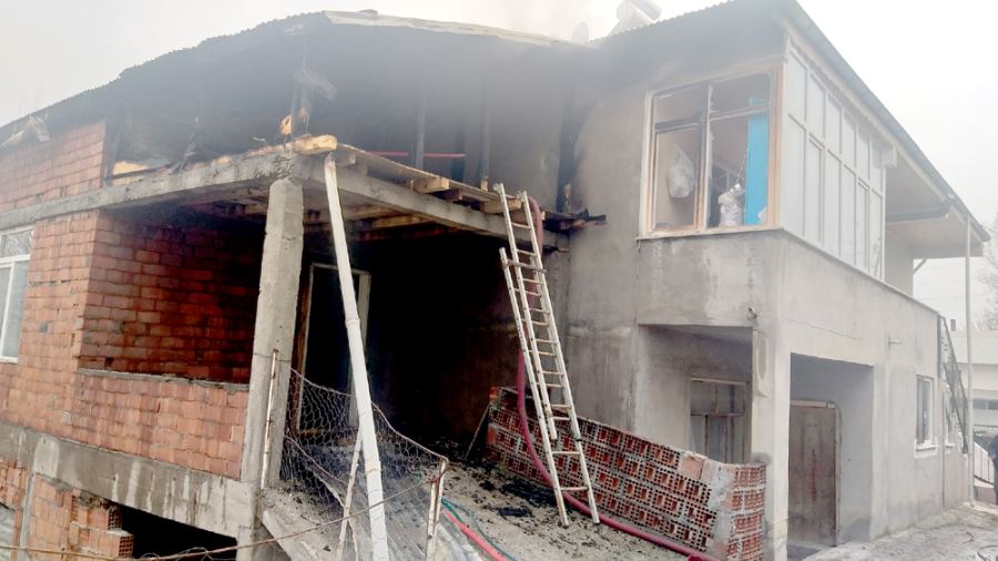 Suşehri'nde çatısı yanan evde hasar oluştu