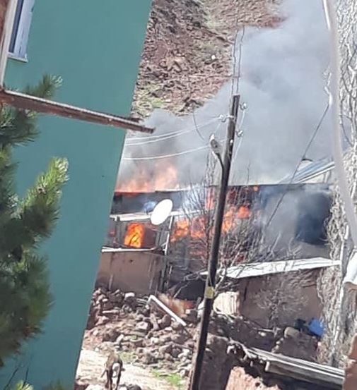 YANGINDA EV KÜL OLDU