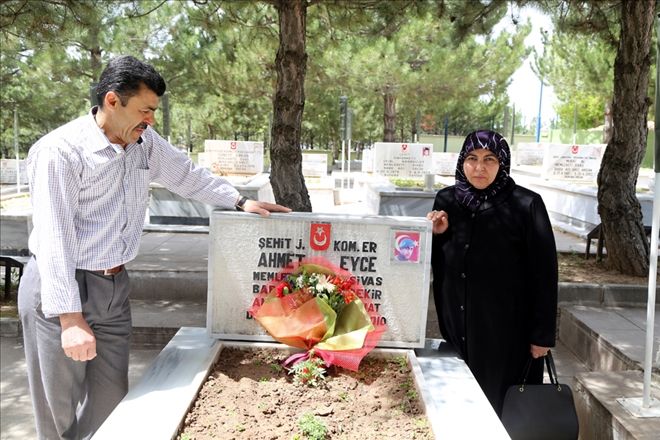 ÇİÇEKLERİ ŞEHİT OĞULLARINA GÖTÜRDÜLER