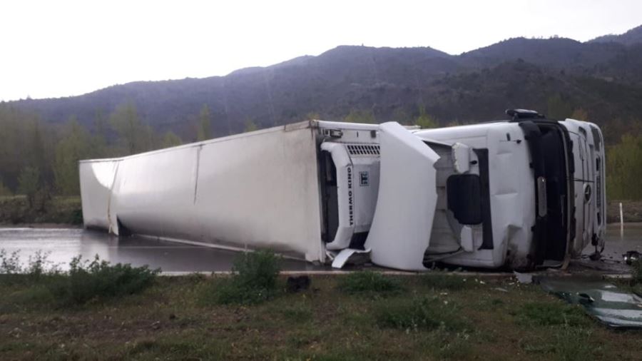 DEVRİLEN TIR YOLU KAPATTI (VİDEO)