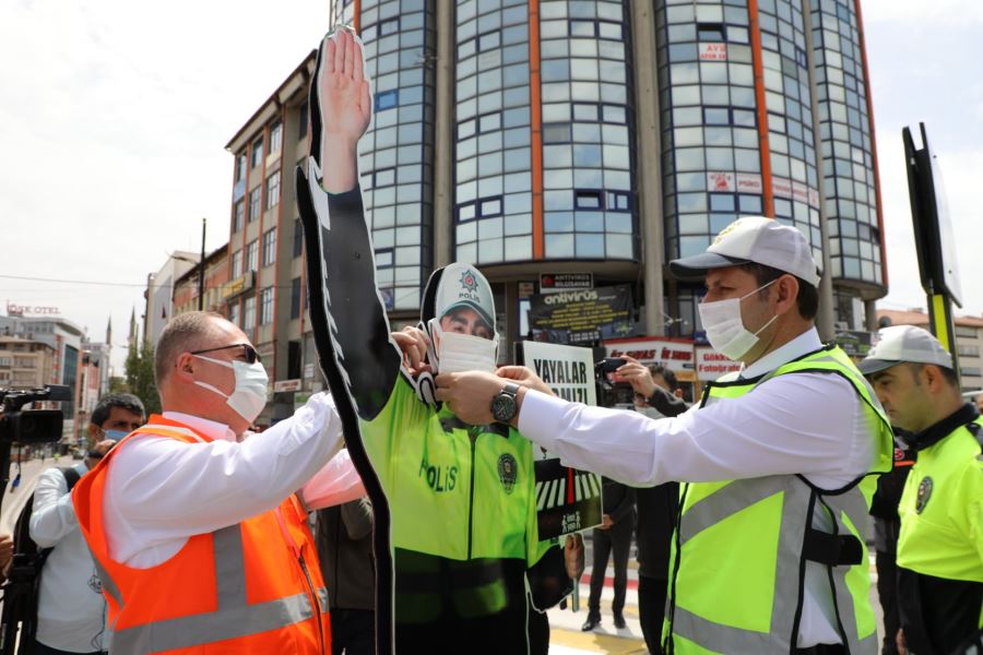 YAYA GEÇİTLERİNE POLİS MAKETİ