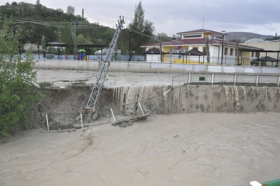 KÖPRÜ VE YOLLAR SELDE ZARAR GÖRDÜ (VİDEO)