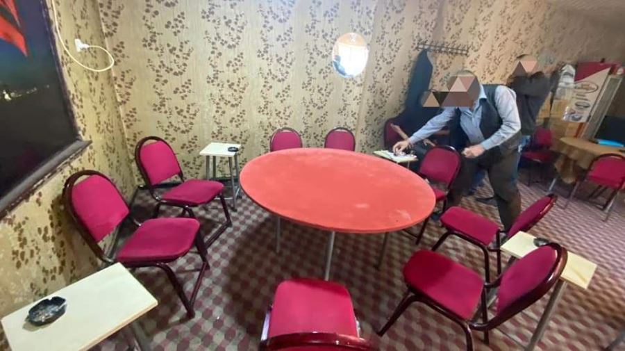 KISITLAMADA İSKAMBİL OYNARKEN YAKALANDILAR