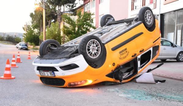 TAKSİ İLE OTOMOBİL ÇARPIŞTI: 7 YARALI