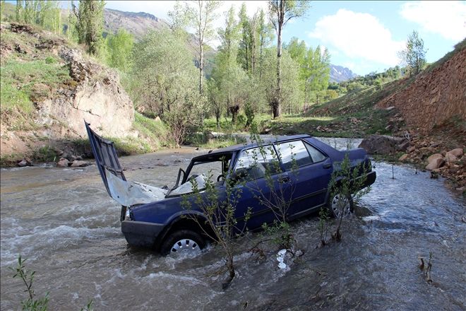 OTOMOBİL DEREYE DÜŞTÜ: 2 YARALI