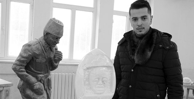 HALEP ANISINA HEYKEL YAPTI