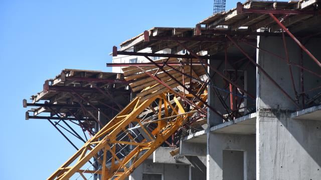 KULE VİNÇ DEVRİLDİ