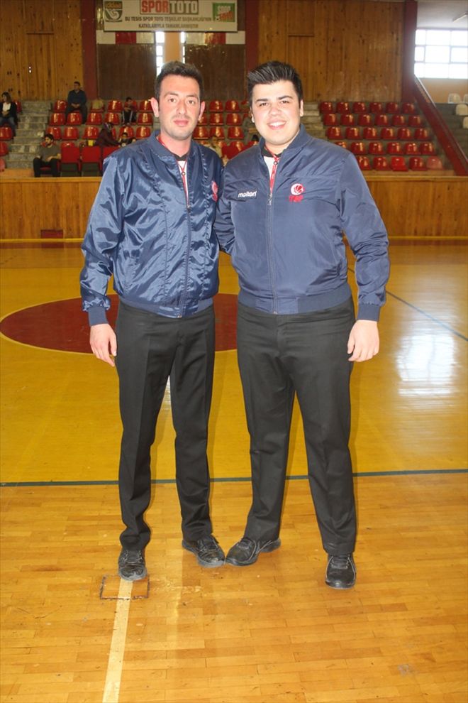 BASKETBOL HAKEMLERİ BEĞENİ TOPLUYOR