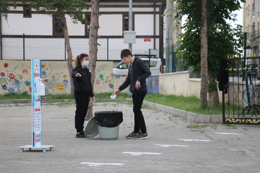 ÖĞRENCİLER LGS’DE TER DÖKTÜ (VİDEO)