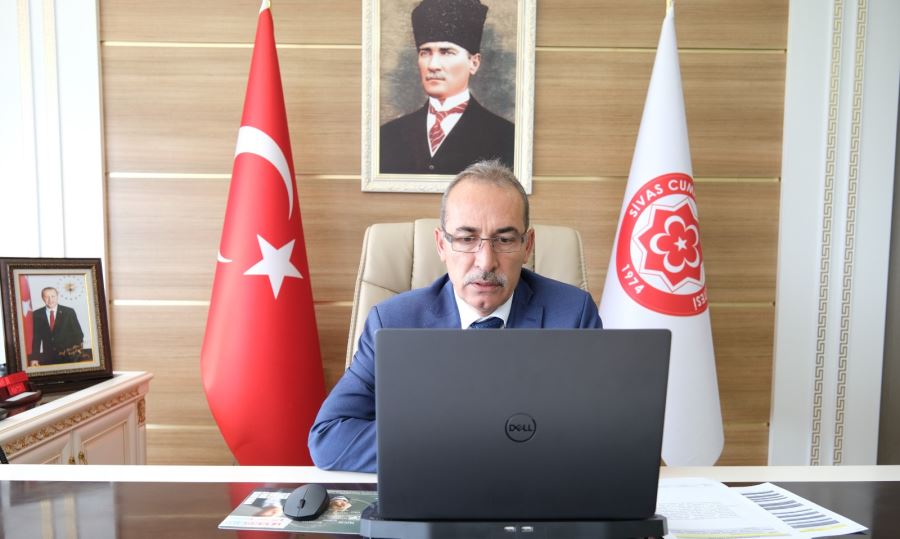 ÖĞRENCİ VE DANIŞMANLARI TEBRİK ETTİ