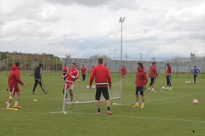 ANTRENMANLAR SÜRÜYOR