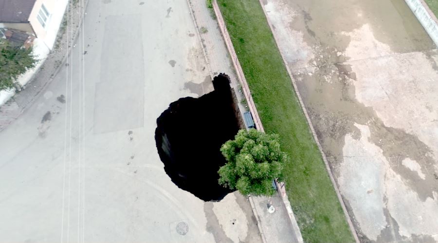 ÇÖKEN YOLDA 22 METRELİK ÇUKUR OLUŞTU --VİDEOLU--