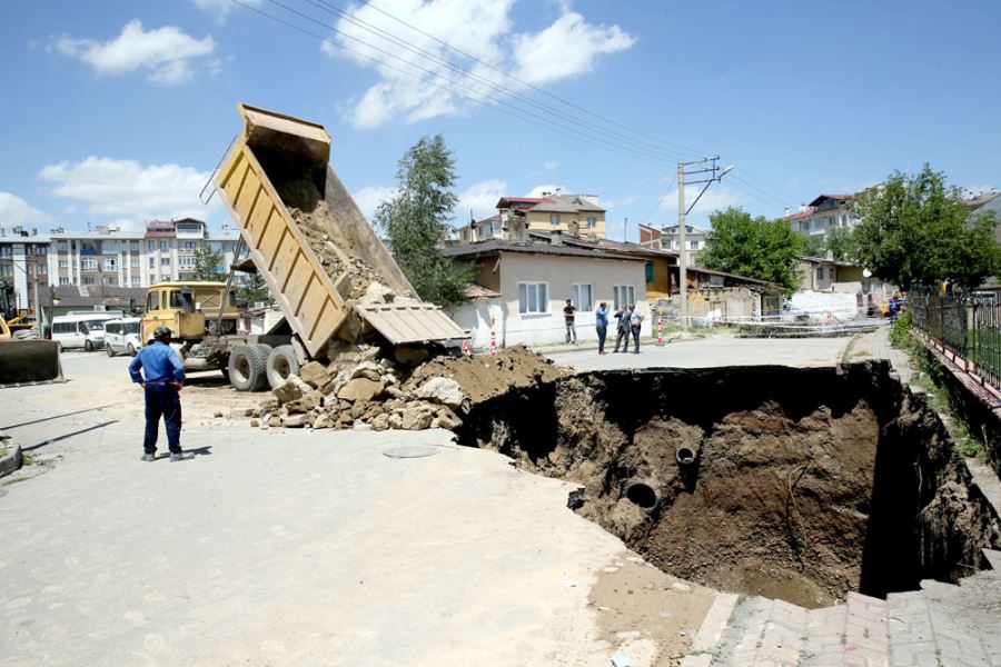 çöken yolun dolgu işlemine başlandı